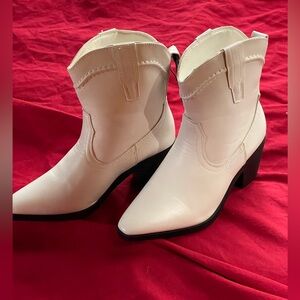 Source Unknown White Heeled Boots